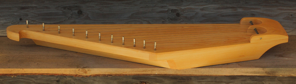 Perinteinen 11-kielinen kantele puunvärisenä