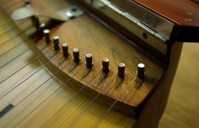 Kanteleen vaihtettu uusi kielipenkki ja uudet kielinastat