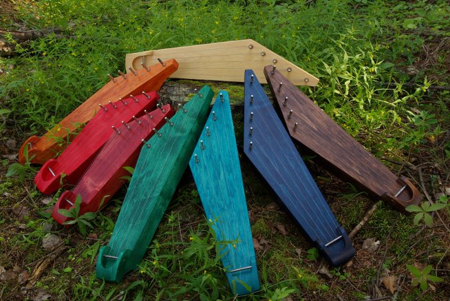 lyhyitä ja pitkiä pikkolokanteleita